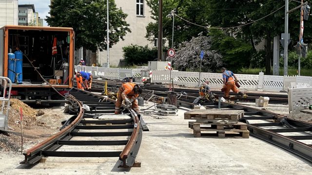 Bauarbeiter bereiten Baugleis am Falkeplatz vor
