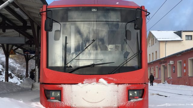 Stollberg: Eine verschneite Variobahn der City-Bahn stimmt auf die Adventszeit ein.