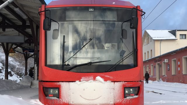 IMG 6037 Stollberg: Eine verschneite Variobahn der City-Bahn stimmt auf die Adventszeit ein.