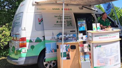 VMS Infomobil mit Informationsstand