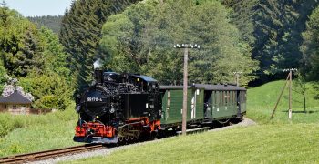 Museumsbahn Preßnitztalbahn Die historische Dampflok der Preßnitzalbahn fährt durch eine grüne Landschaft