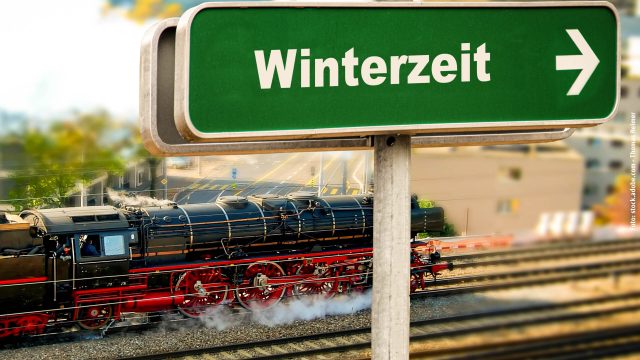 News Zeitumstellung 1080×1080 Modelllok fährt in Richtung des Schildes "Winterzeit"