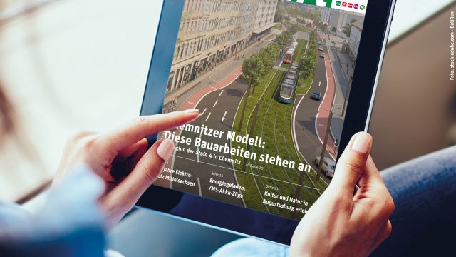 Fahrgast hält Tablet, auf dem Cover des InFahrt-Kundenmagazins erscheint