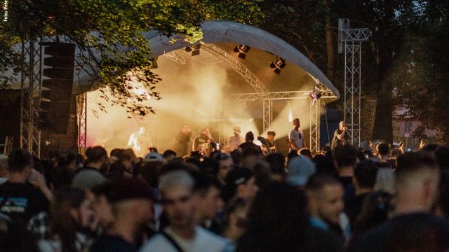 Erleuchtete Bühne mit großer Menschenmenge