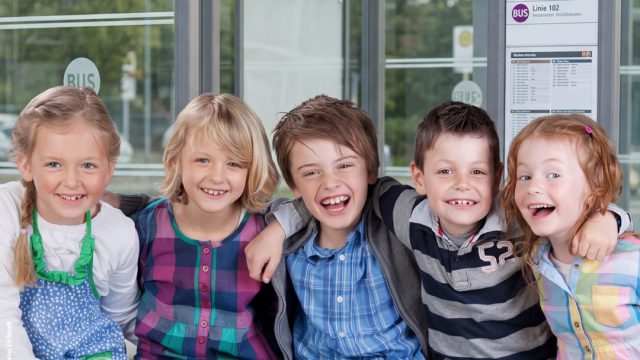 lachende Kinder für die Bewerbung des Kindertages