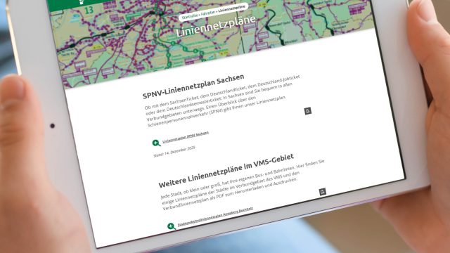 Tablet zeigt VMS-Website mit Liniennetzplänen