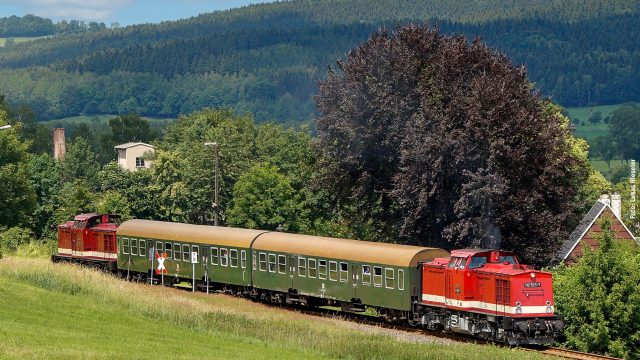 Sonderzug mit roter Diesellok fährt durch das Flöhatal