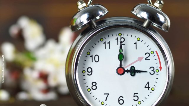 Wecker, bei dem Zeiger auf Ziffernblatt von 2 Uhr auf 3 Uhr wechselt