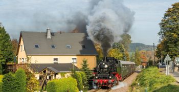 Dampflok der Pressnitztalbahn fährt mit Volldampf
