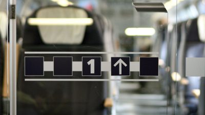 Zugabteil in einem Zug mit Glastür zur ersten Klasse
