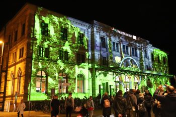 Videoprojektion an der Fassade des Hauptbahnhofs Chemnitz