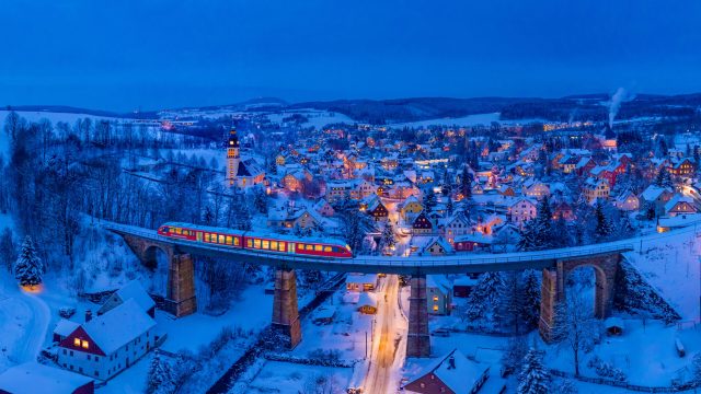 01.2021 - Cranzahl:  Winter Weihnachtsstimmung  Erzgebirgsbahn auf Viadukt in Cranzahl.  Foto: Uwe Meinhold  Copyright Uwe Meinhold  Tel.:01714206939