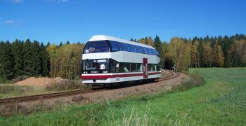 Zellwaldbahn 107 6115 (c)Mario Elsner Ein Doppelstockschienenbus fährt durch eine Landschaft