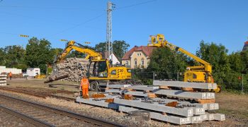 Zweiwege-Bagger ist auf einer Baustelle mit Gleisen im Einsatz